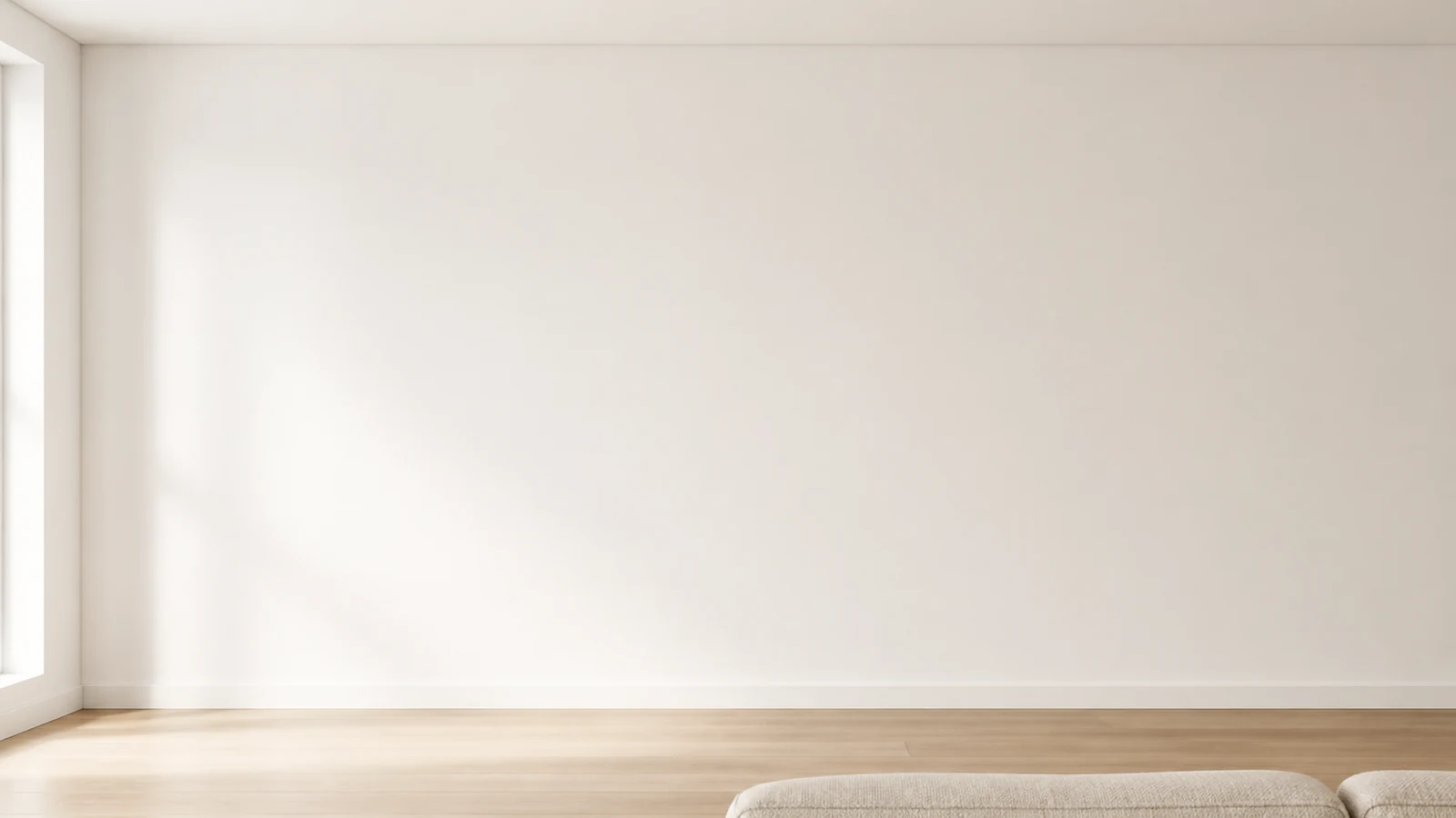 Heller Wohnraum mit großer, frisch grundierter Wand